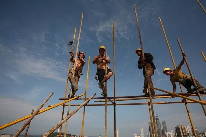 爬上数十米的高空,拍摄高温下的城市建设者——"