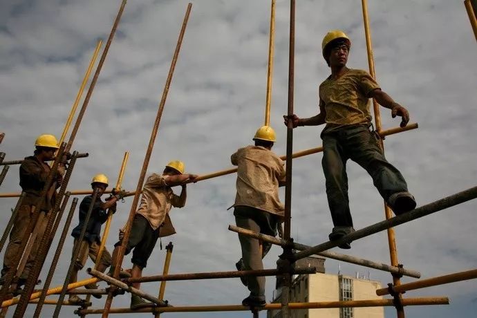 爬上数十米的高空,拍摄高温下的城市建设者——"架子工"