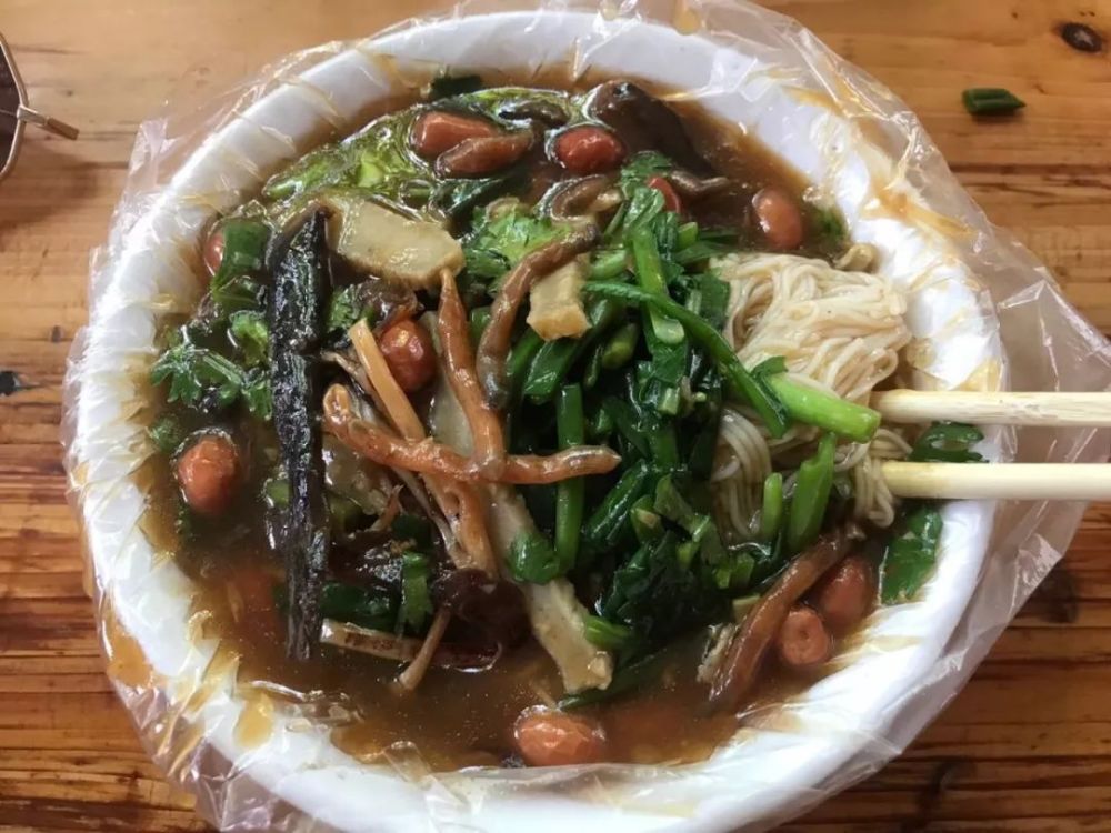 另外请海南朋友证实一下,酸粉里加沙虫是标准做法吗?