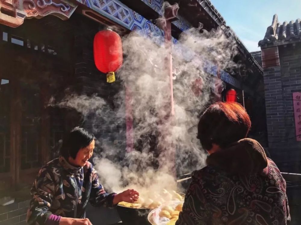 长治地区有过年蒸团子的习俗.要蒸团子了,也就是要过年了.