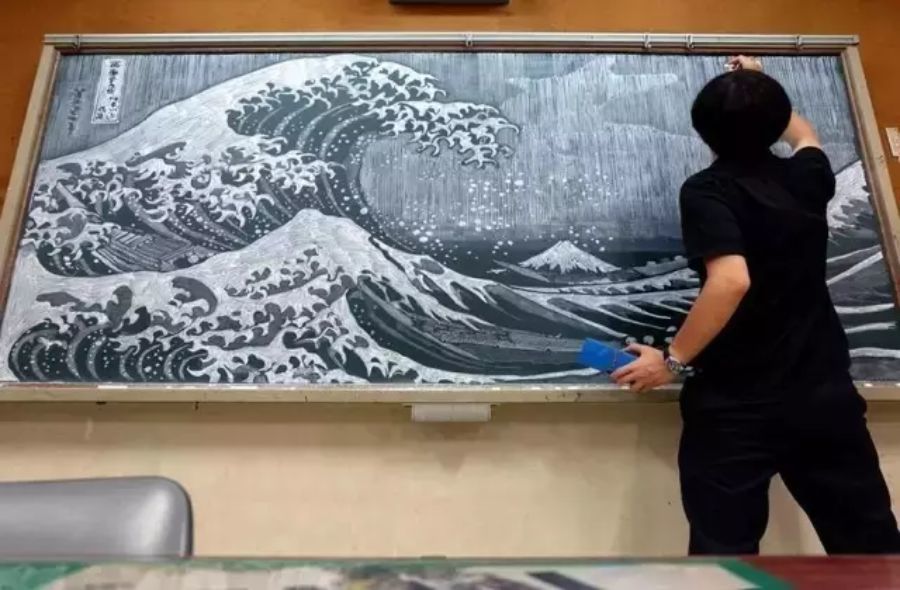 抖音获赞1000万的美术老师,用粉笔将黑板报画出油画质感