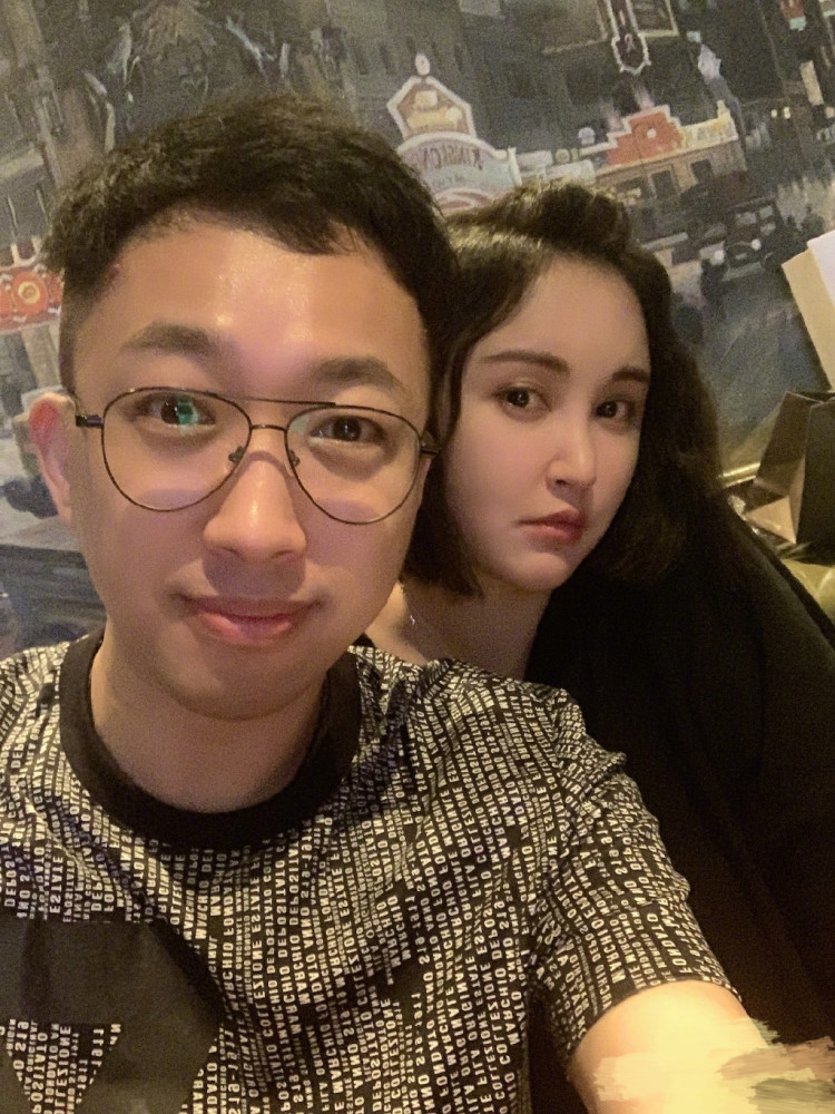 于正晒旗下艺人庆生照,美颜过度,张歆艺变网红脸让人认不出