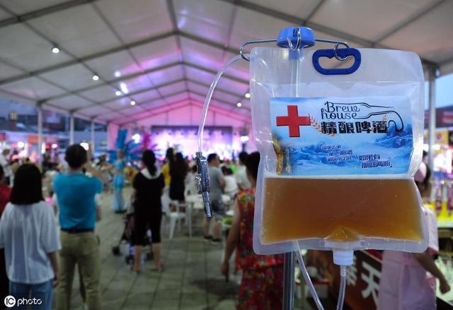 啤酒新喝法像输液一样吊着喝目测要火