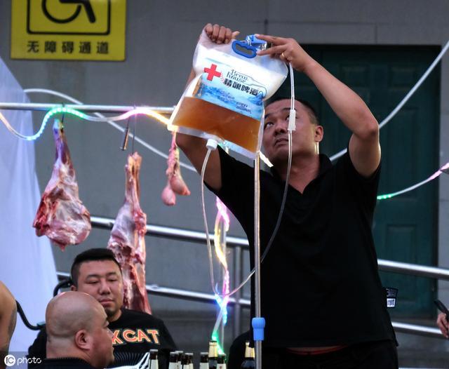 啤酒新喝法像输液一样吊着喝目测要火