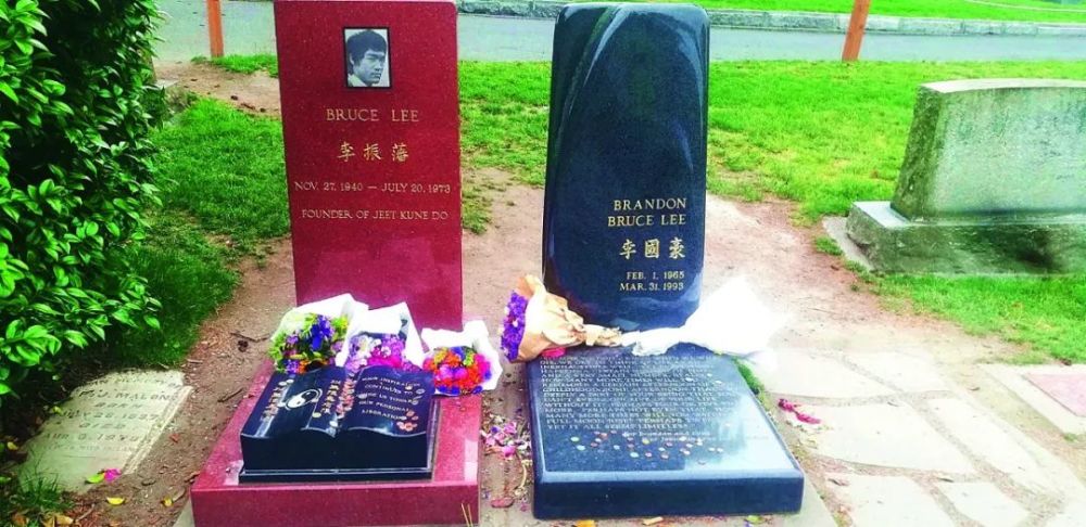 李小龙和儿子李国豪的墓碑
