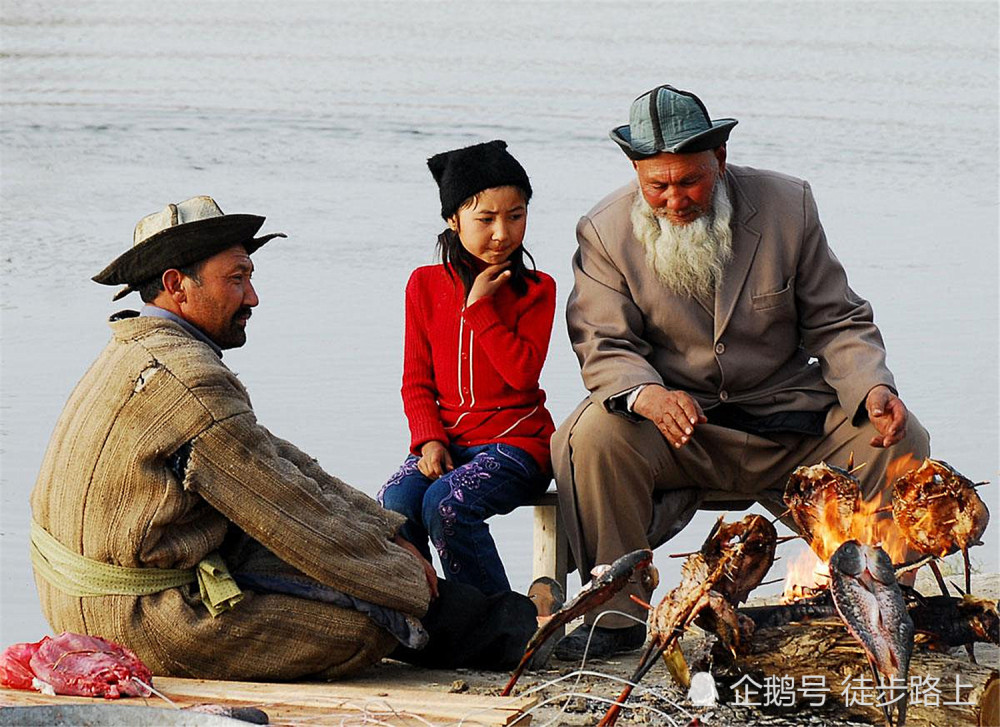 不过幸运的是,如今的罗布人村寨已经被改造成为了一个大型的旅游项目