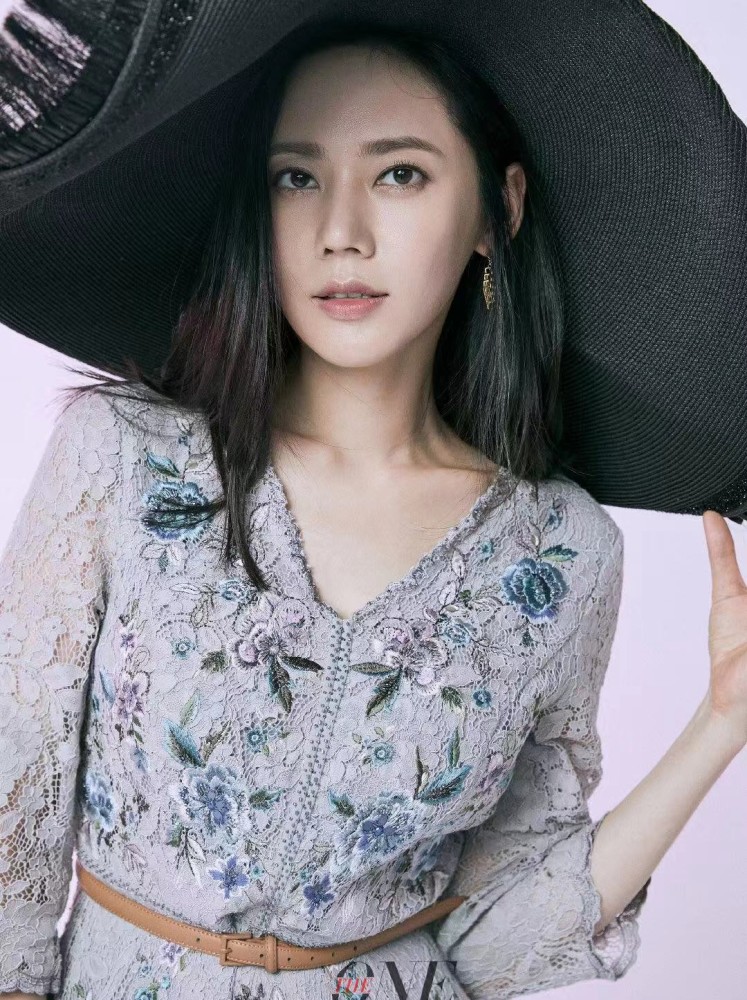 秋瓷炫拍摄时装大片,造型多变表现力强,40岁了依旧女神范