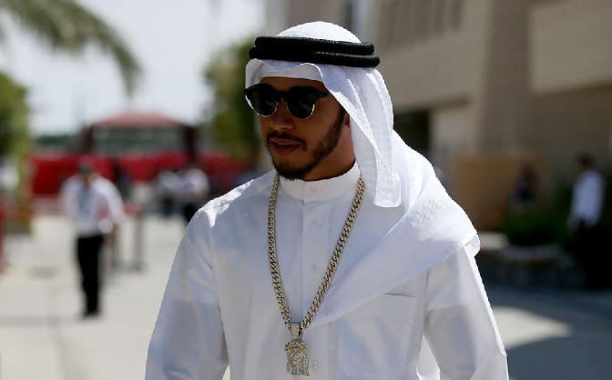 为啥阿拉伯男人喜欢穿白袍,却不担心会弄脏?网友:人家