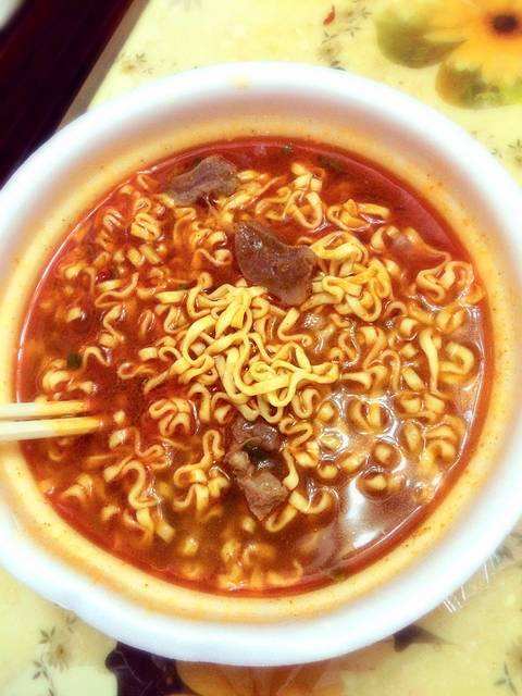 桶装泡面不仅有叉子,还配了小碗 很多人都没发现