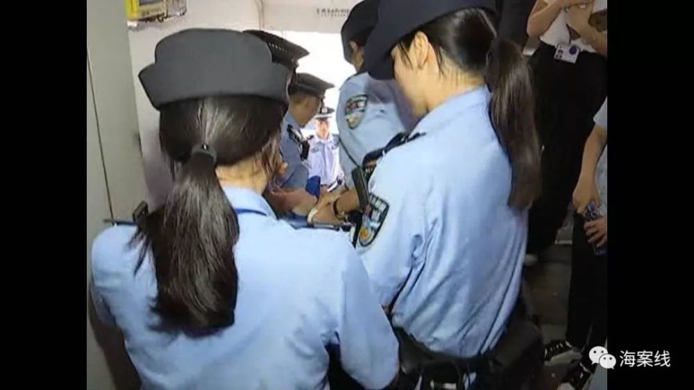 撕咬法警?南宁霸房"老赖"夫妇戏精附体,妻子装病拒执行被扛下楼