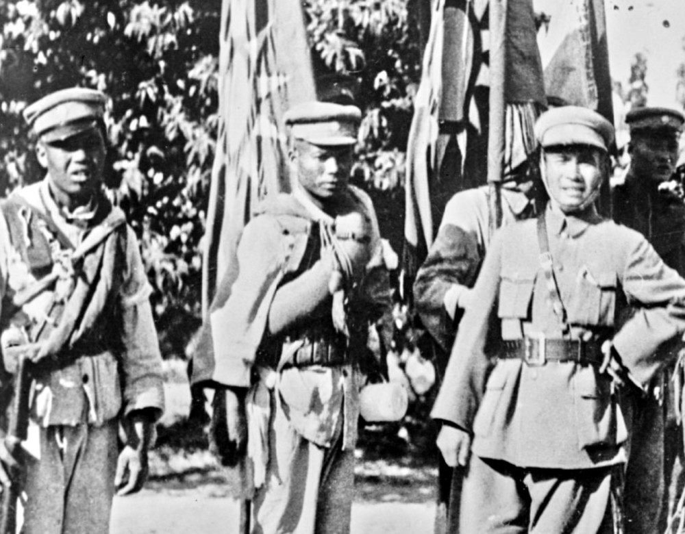 二十年代桂军,装备服装与粤军几乎完全一样,除了看军旗番号,我也不能
