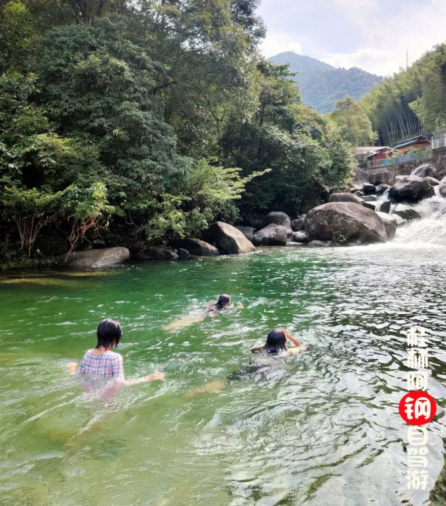 几个小女孩也在溪水中游泳,游累了又玩起打水仗,开心得不得了.