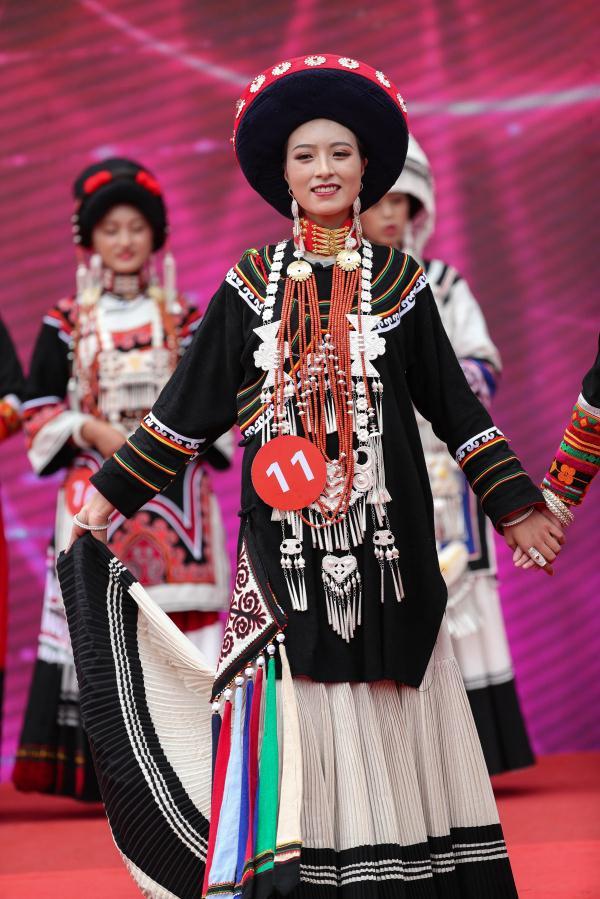 省美姑县子威乡举行,来自四川省各地的28名彝族姑娘通过传统服装展示