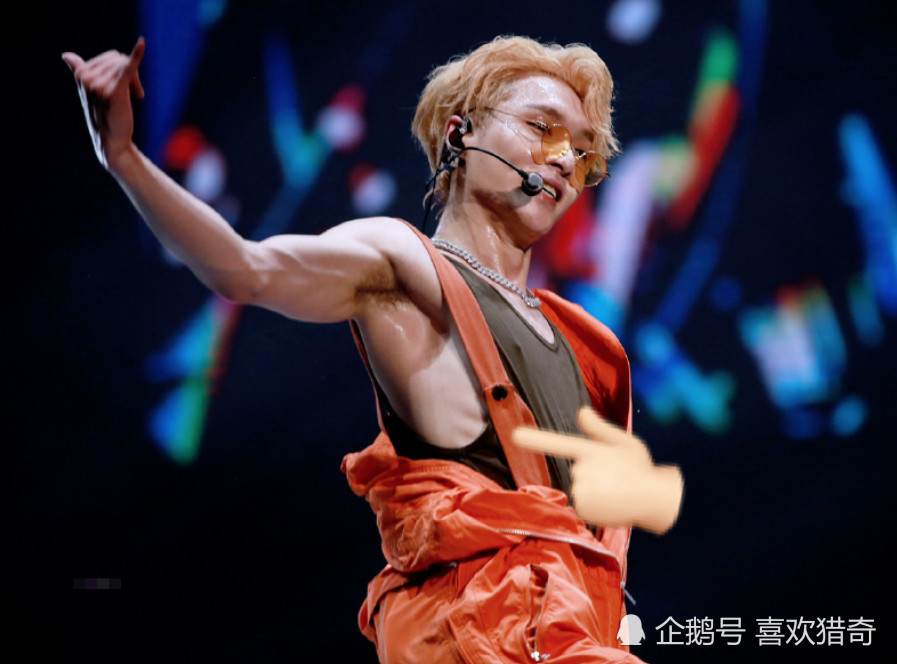 张艺兴演唱会跳舞,却被"鲨鱼肌"抢镜,网友:真的不是排骨精?