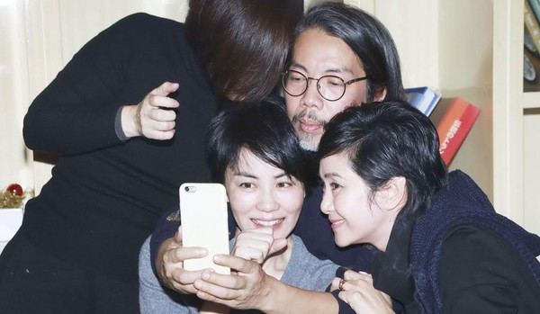 王菲素颜现身庆功宴 47岁的天后冻龄肌肤白嫩(图)