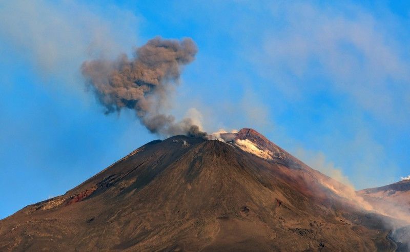 意大利西西里岛最大的活火山埃特纳火山晚间喷发,导致卡塔尼亚2座机场