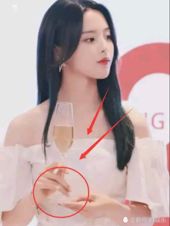 杨超越拿酒杯的姿势火了,每根手指都有分工,指头短的人真做不来