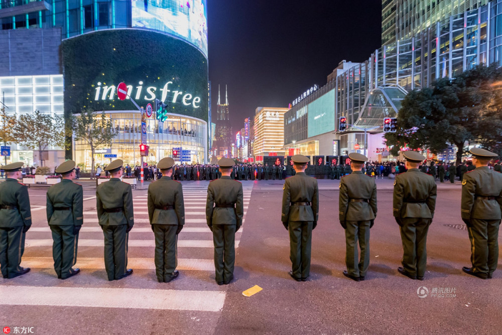 上海外滩跨年夜 上万警力组“拉链人墙”(高清图)