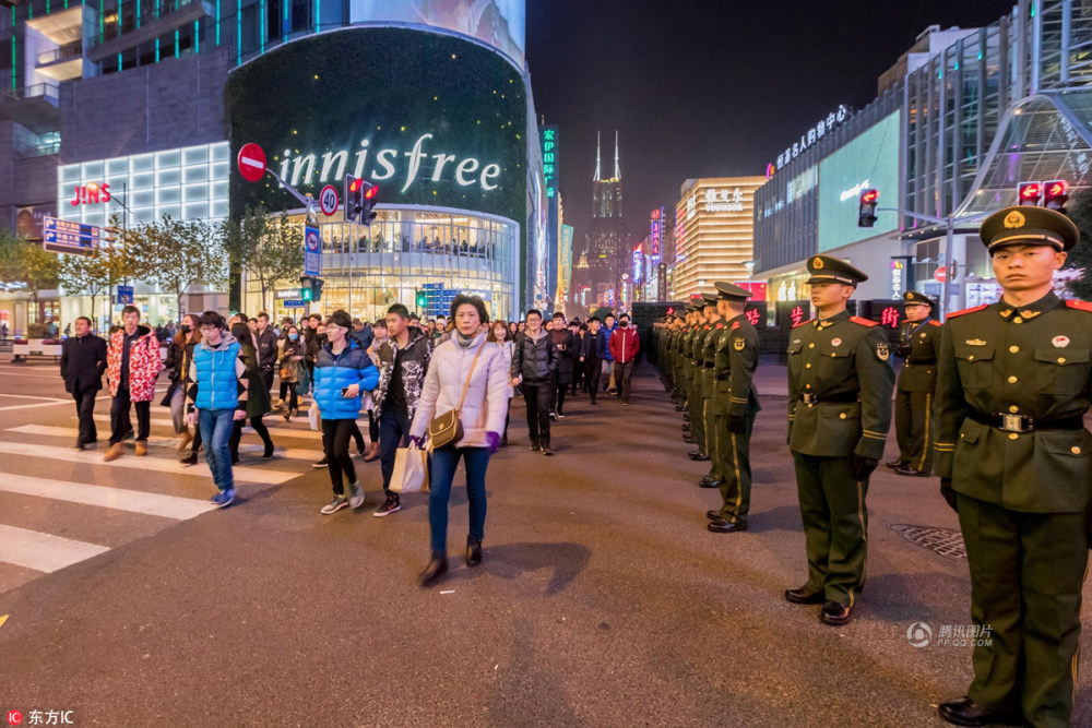 上海外滩跨年夜 上万警力组“拉链人墙”(高清图)