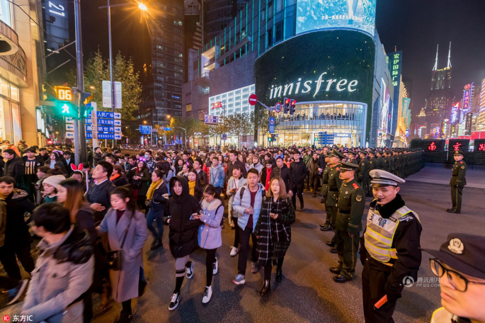 上海外滩跨年夜 上万警力组“拉链人墙”(高清图)