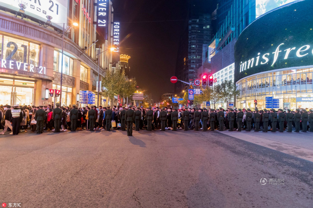 上海外滩跨年夜 上万警力组“拉链人墙”(高清图)