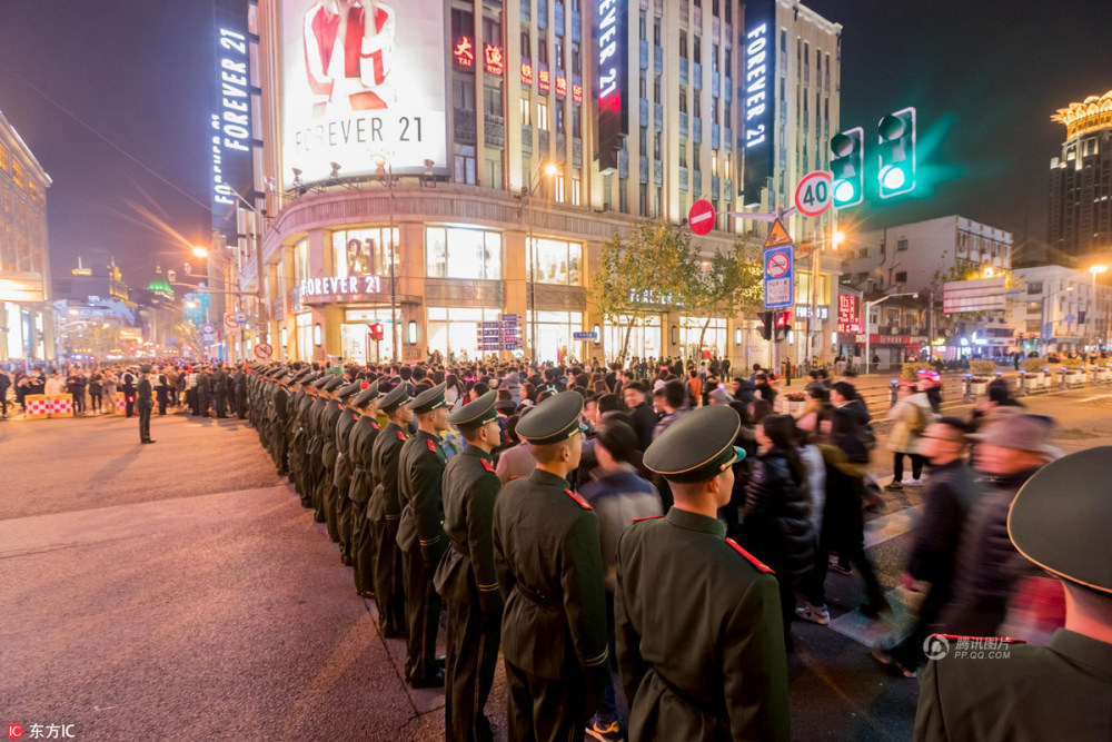 上海外滩跨年夜 上万警力组“拉链人墙”(高清图)