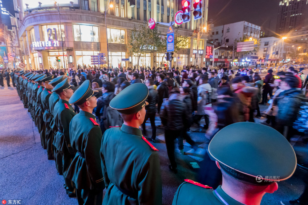 上海外滩跨年夜 上万警力组“拉链人墙”(高清图)
