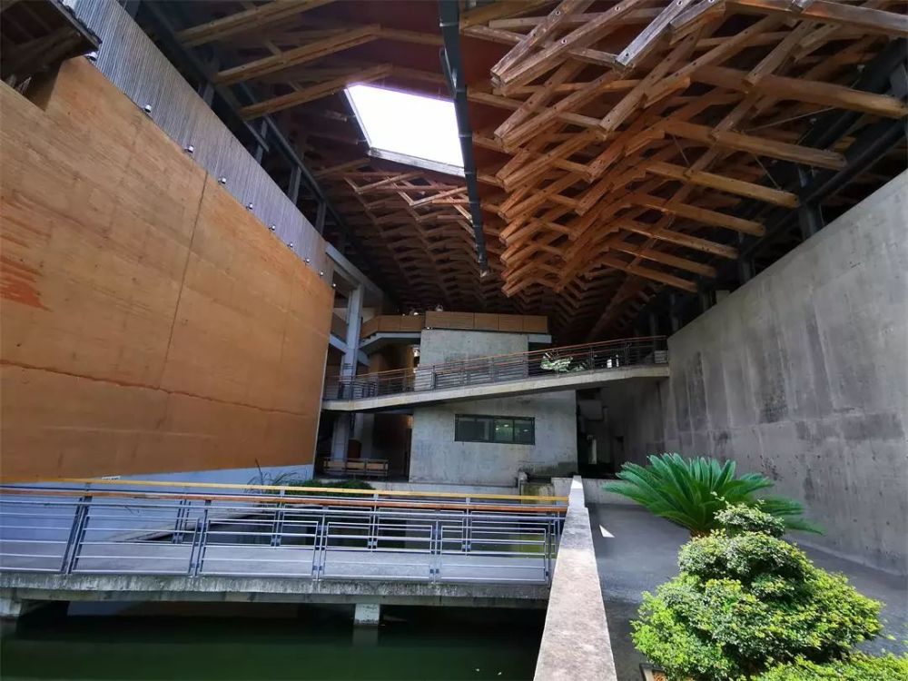 看看下图,猜猜这个沿河而建的水岸山居,里面都有些什么?