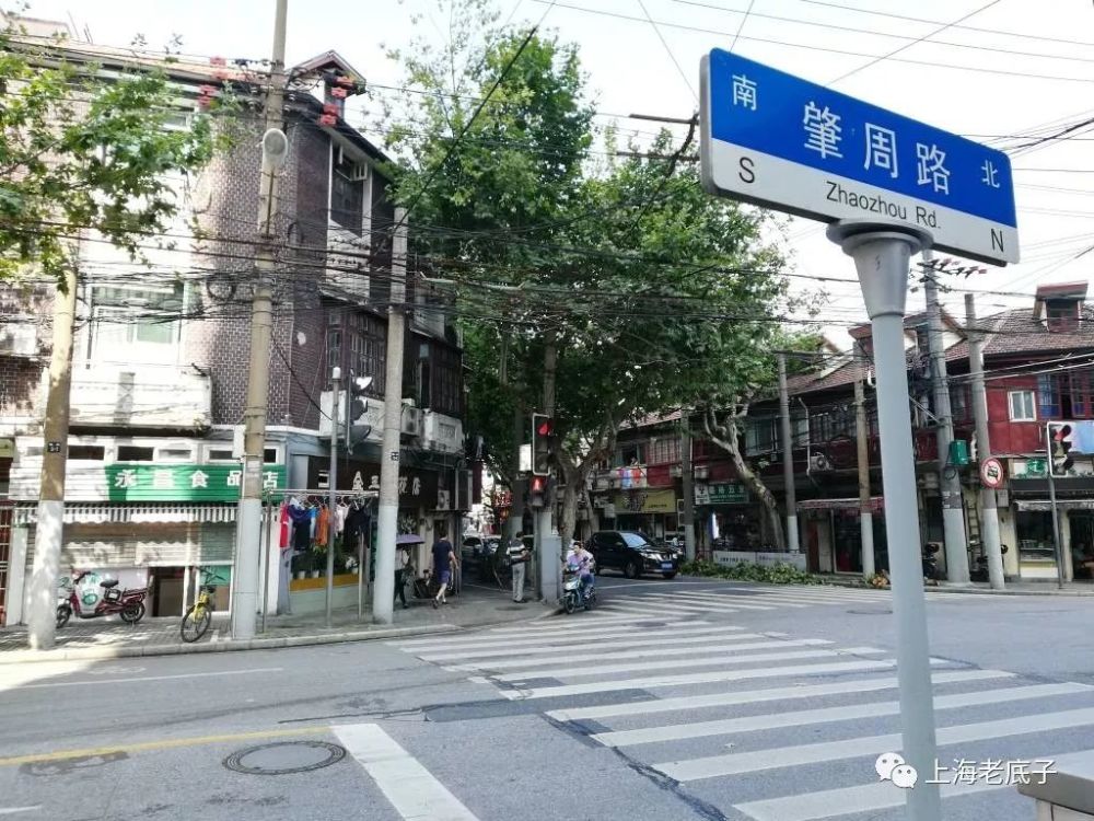 在卢湾区(今属黄浦区)中部偏东,东西走向,东接建国新路,起于肇周路