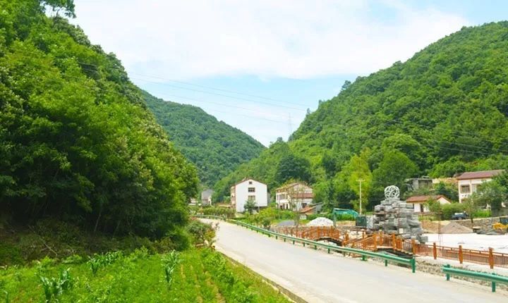 龙坪镇地处荆山山脉南麓的保康县东部,山峦迭嶂,平均海拔1350米,平均