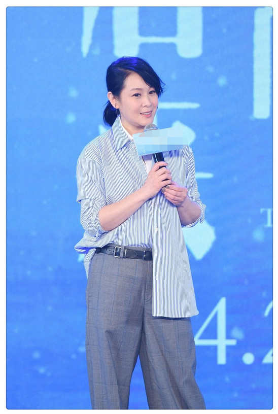 刘若英真的快50岁?穿白t牛仔裤青春又减龄
