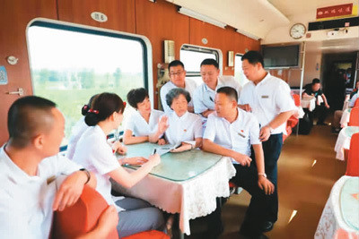 该车运行到辽宁绥中前卫站附近遭洪水围困,列车长张敏媛果断指挥乘务