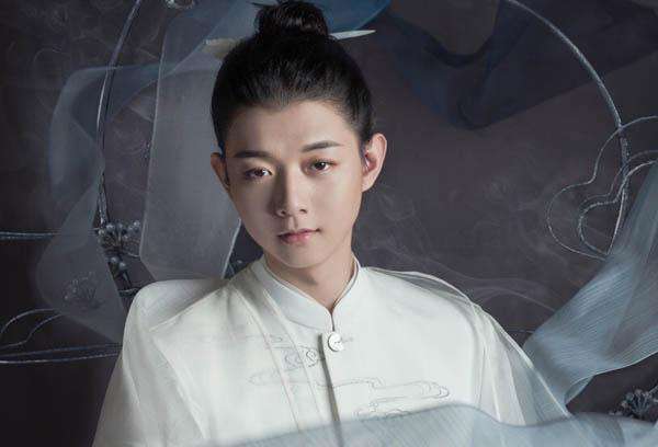 至于其中的仙说的则是一位道骨仙风的男歌手—霍尊,相比起上述几位