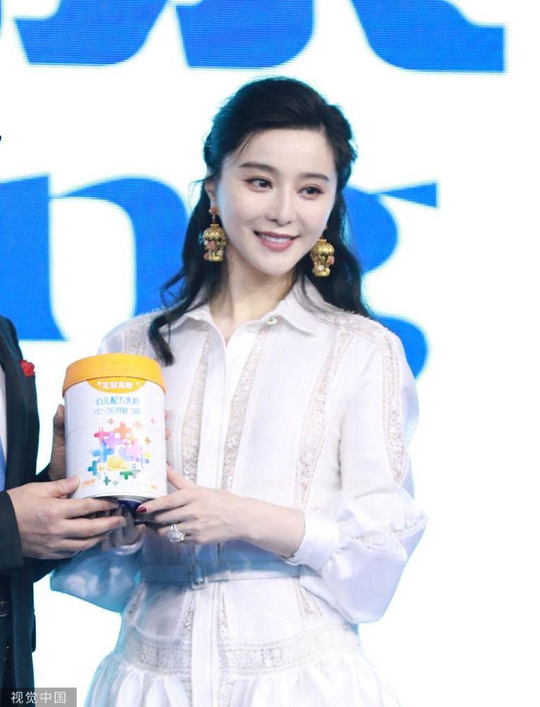 范冰冰一袭白色仙女裙现身,心情愉悦露出甜美笑容!