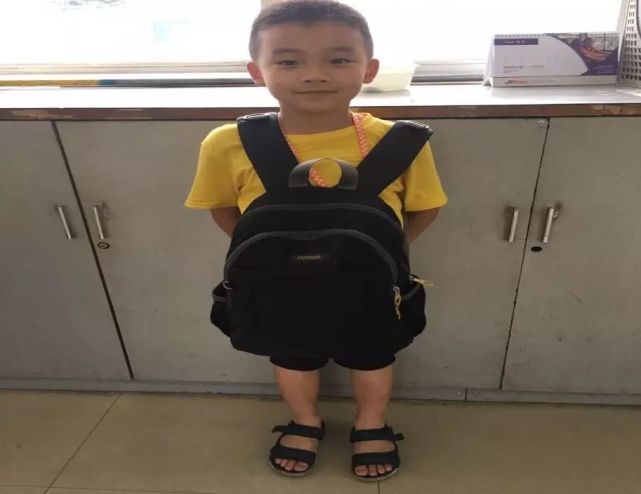 时,不慎遗失一个背包在公交车上,被梁永铭师傅拾得交到车队调度室保管