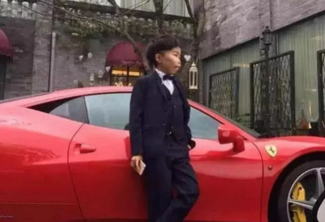 全快手最丑男网红,身边美女,豪车从不间断,下场却如此