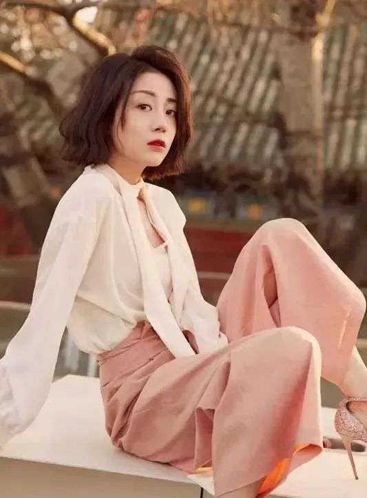 在《漂亮的李慧珍》中热巴是女主角,李溪芮是配角,整部戏的关注度也