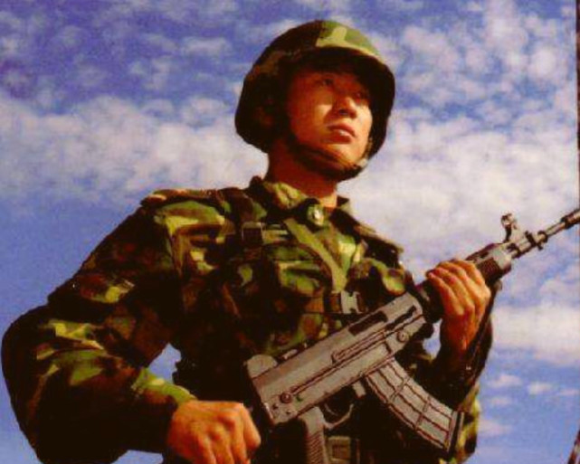 中国士兵站岗时,为什么两人共用一把枪?20年前的教训