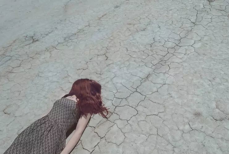 把自己逼到一个黑暗的角落里,独自痛苦,独自疗伤