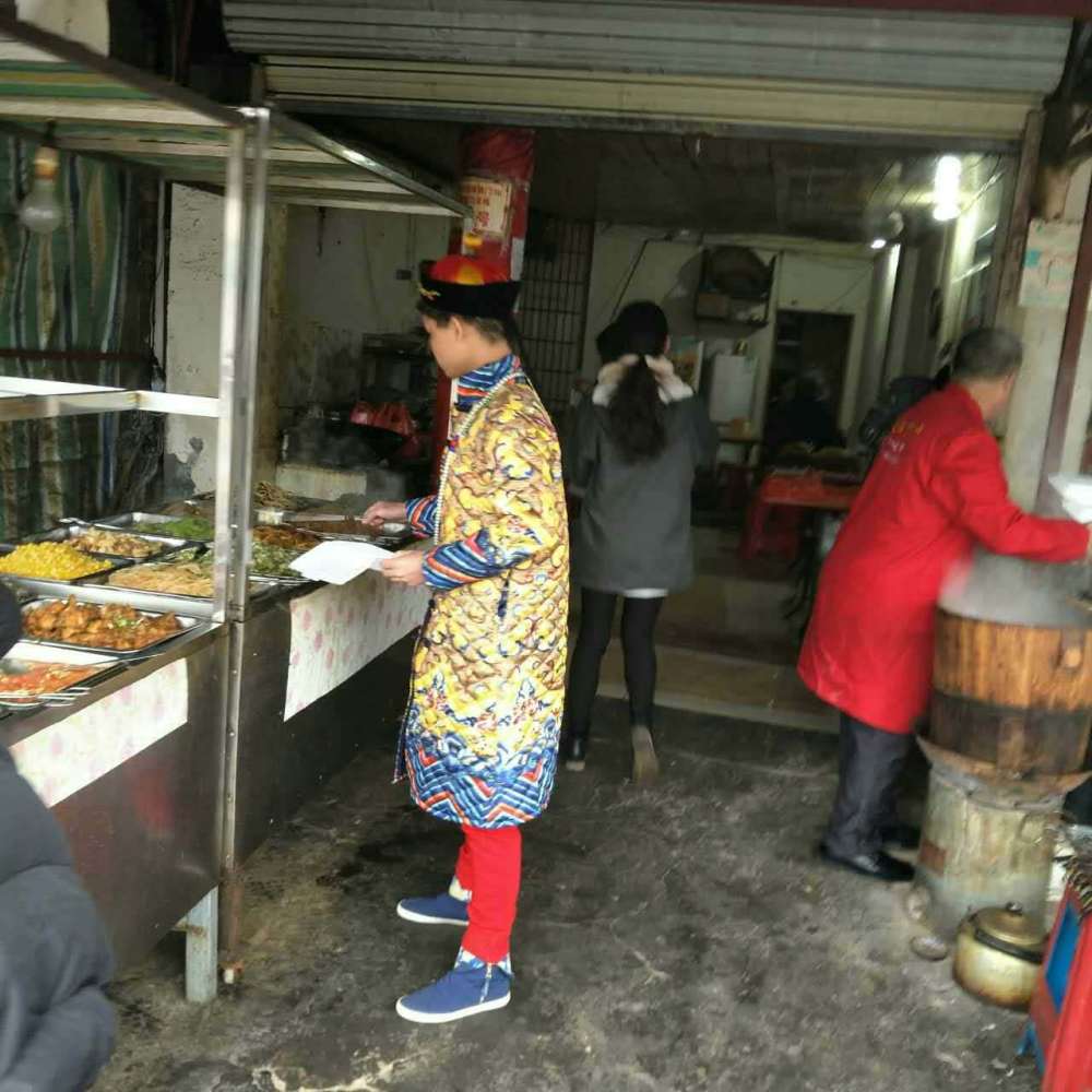 霸气！湖北一高校男生每天穿龙袍上课 (组图)