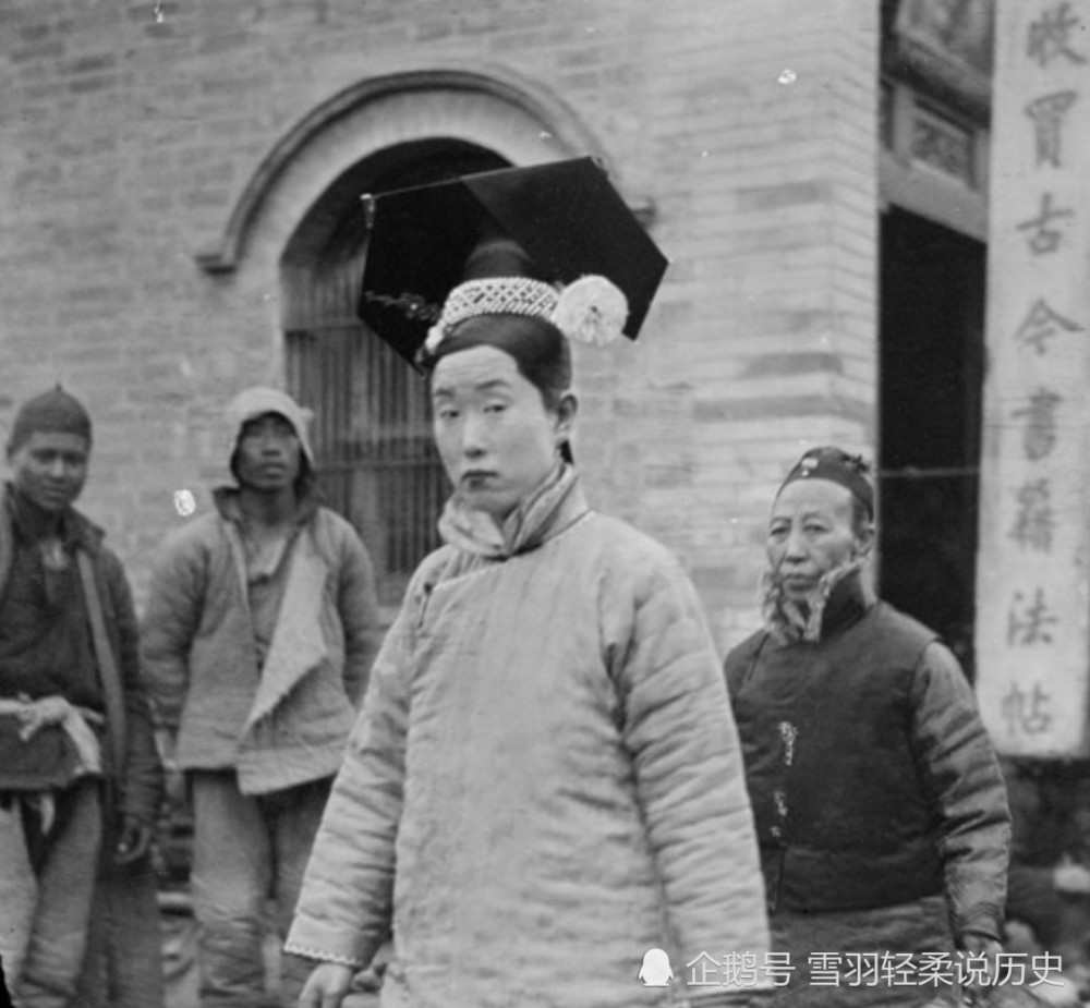 晚清老照片:长相甜美的紫禁城宫女,前呼后拥的朝廷