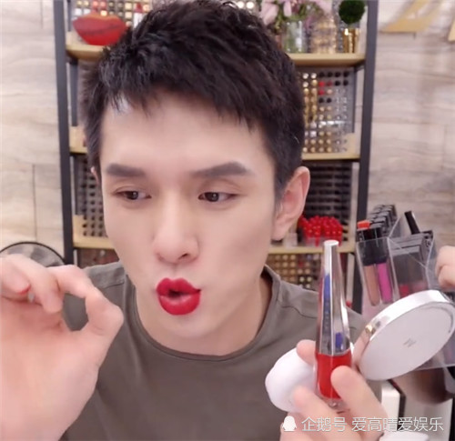 有一种潮男叫李佳琦全身照小脚裤太抢镜破洞开在膝盖后面