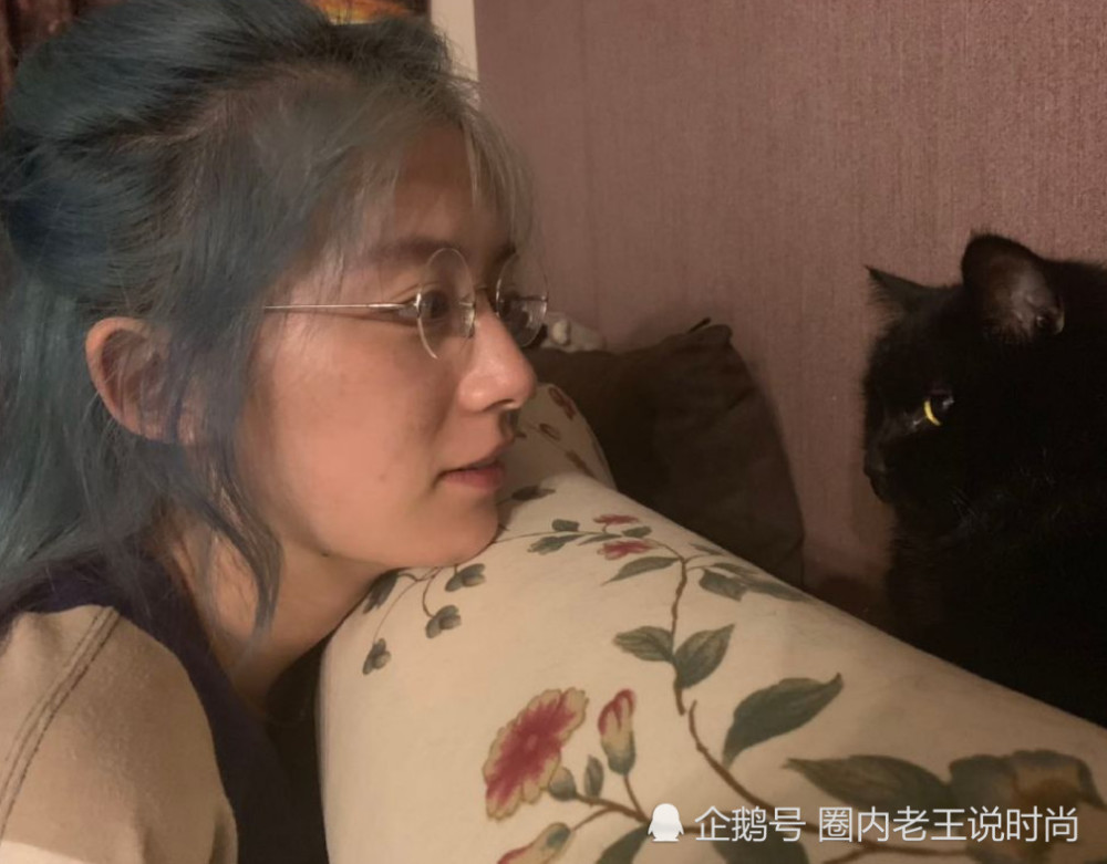 黑尾酱也不是绝世美颜?妆前妆后差别大,戴上眼镜像"老年妆"?