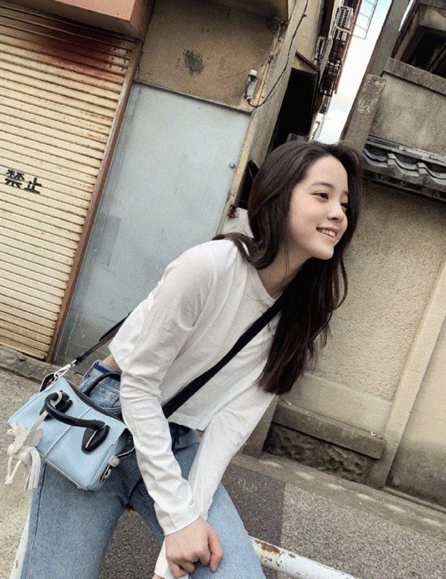 欧阳娜娜街拍造型宫廷风上衣小秀锁骨,吐舌卖萌是小可爱没错了!