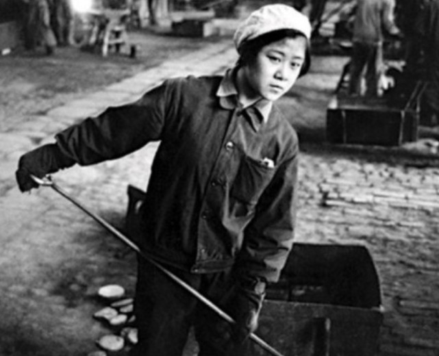 北京60年代老照片,工厂工人辛苦劳作,自由市场生机