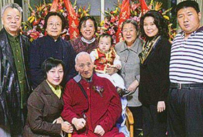 李讷与哥哥毛岸青罕见合影,伟人子女,朴素低调,令人