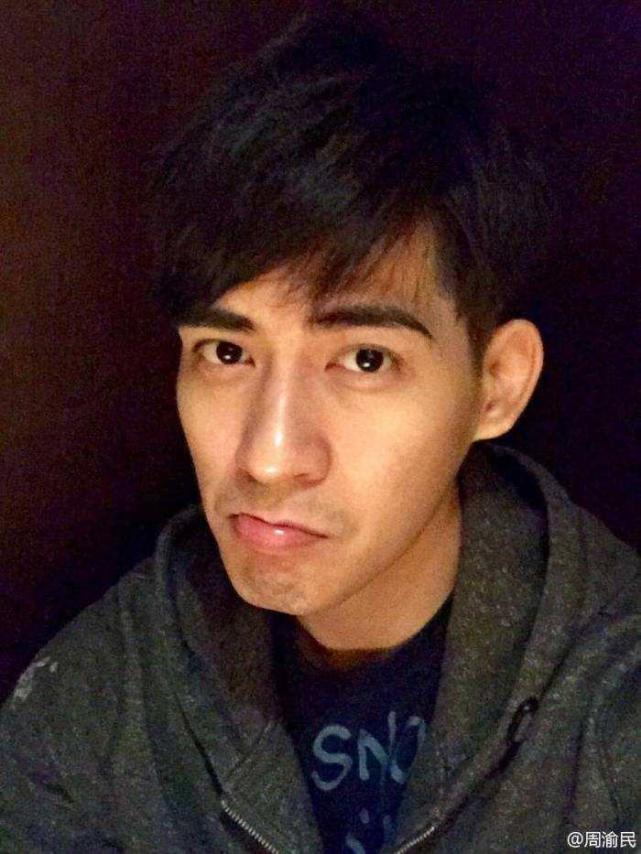 周渝民卸妆之后依然是帅气逼人,浓浓的眉毛真是很有男人味了.
