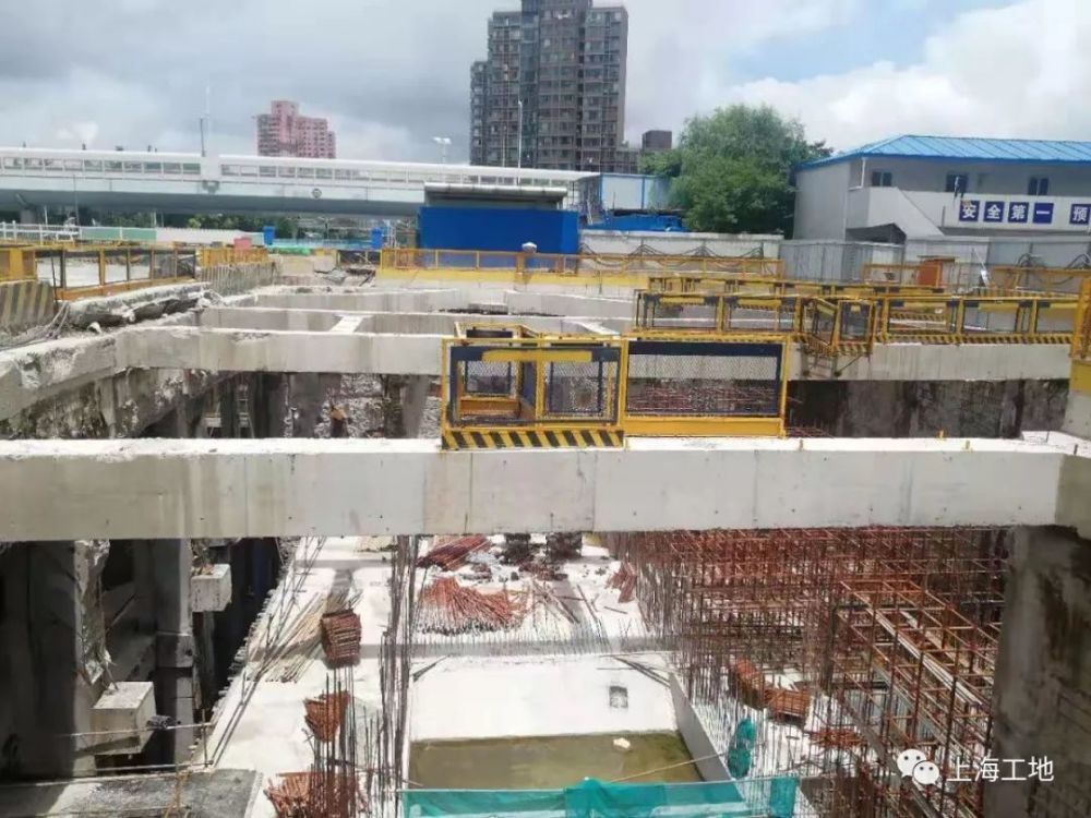 来到杨高中路站施工现场,工地君看见地下三层岛式车站的主体结构已