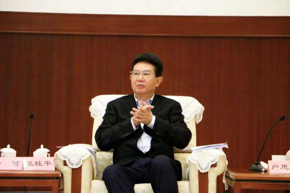 父亲当年买了几千亩无人要的荒地,如今被开发到,儿子赚到6百亿