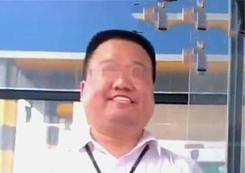 高速上,收费员"假笑"当网红?上级:他在努力微笑,不愿走红